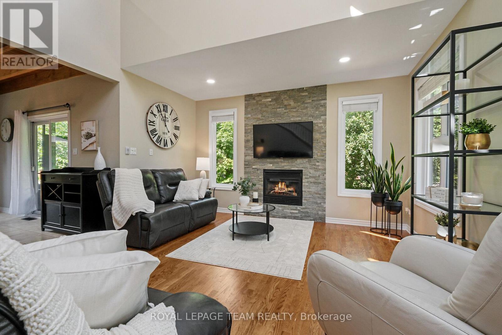 2893 Barlow Crescent