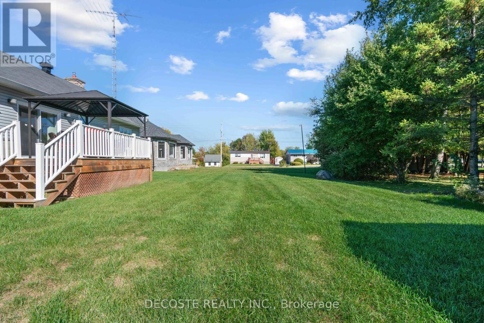 20322 Lochiel Street W