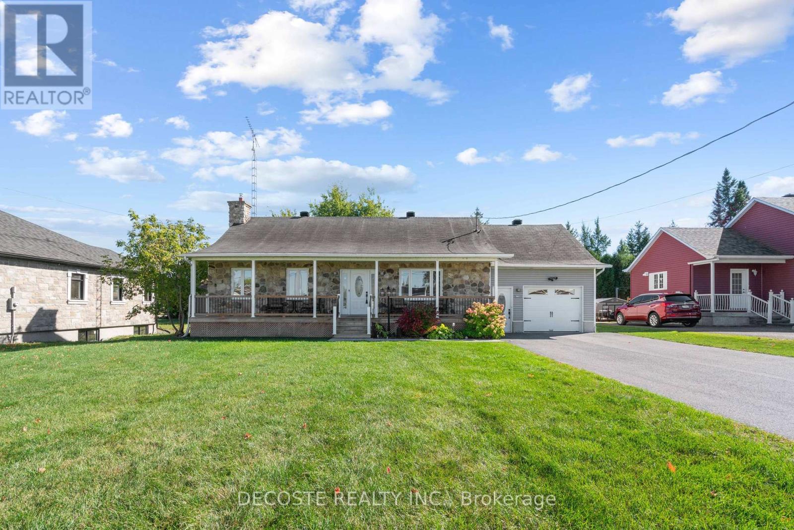 20322 Lochiel Street W