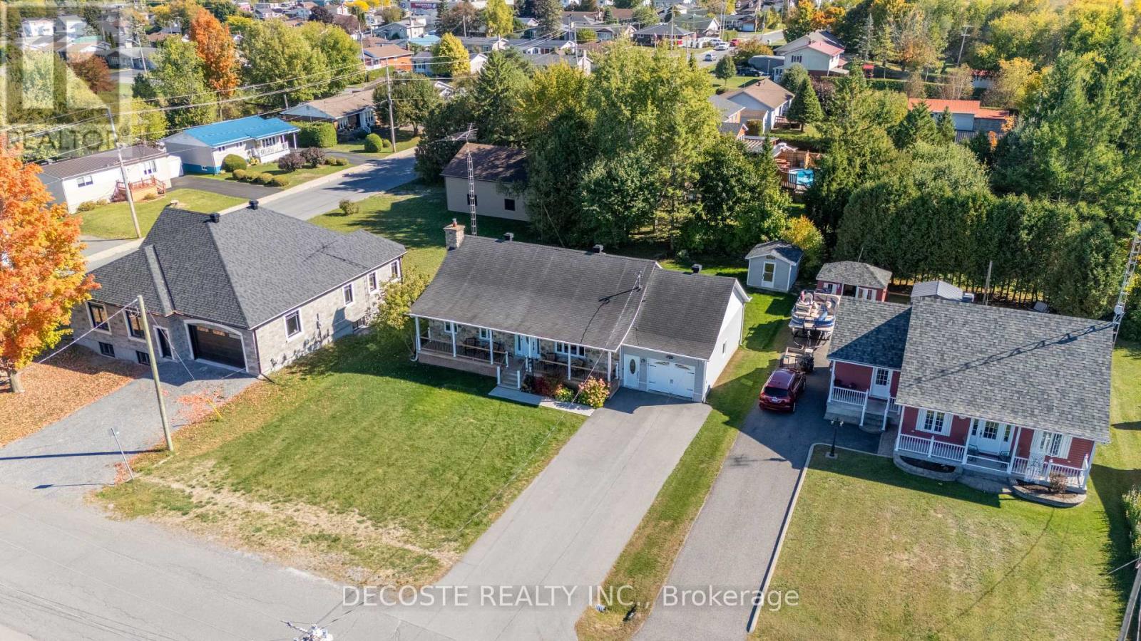 20322 Lochiel Street W