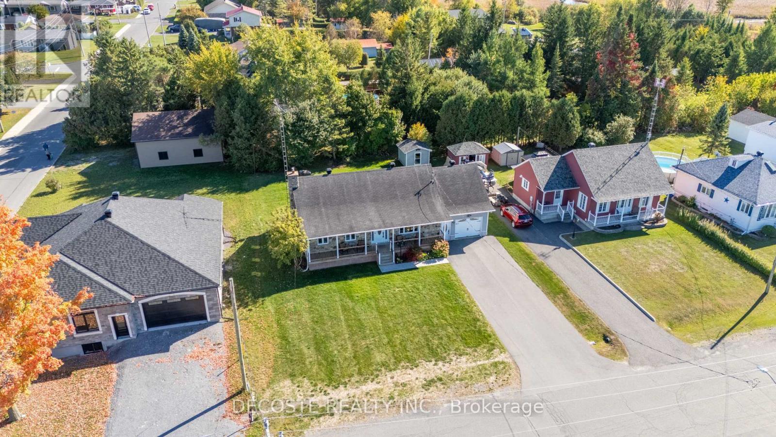 20322 Lochiel Street W