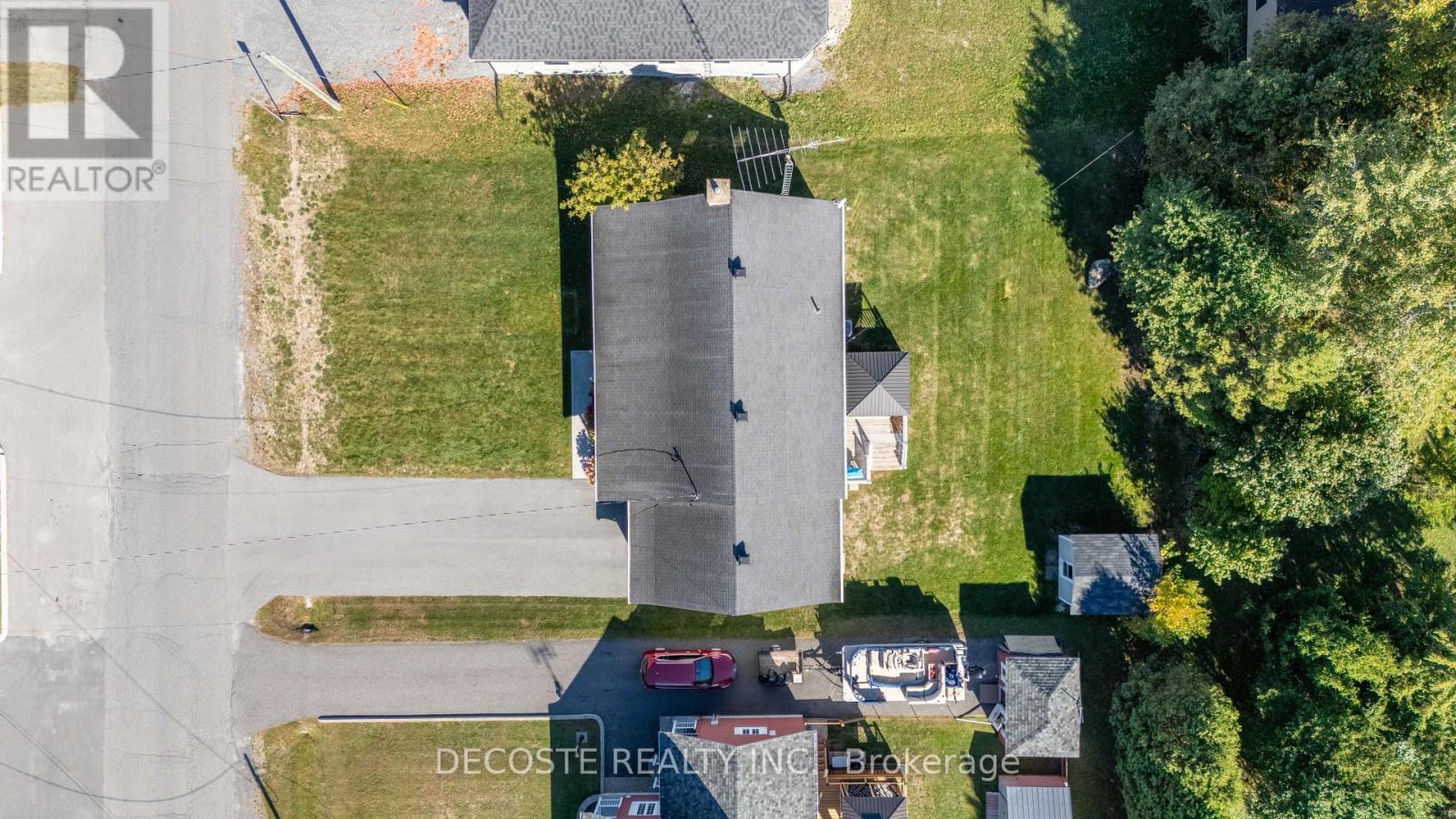 20322 Lochiel Street W