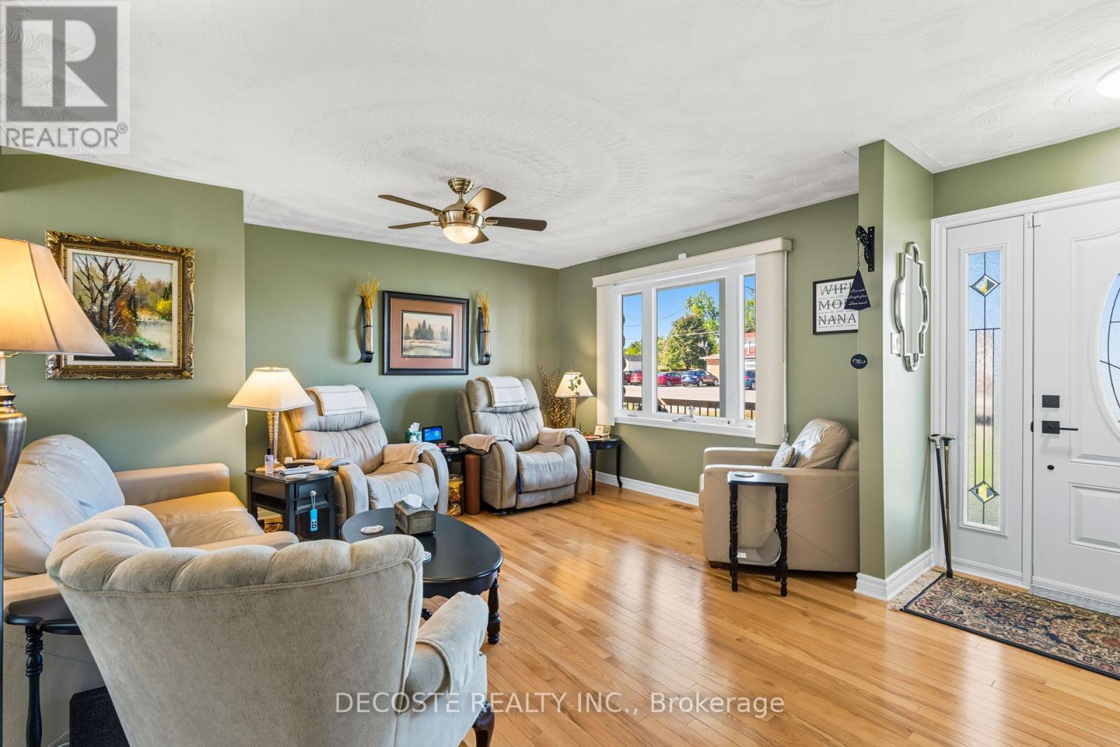 20322 Lochiel Street W