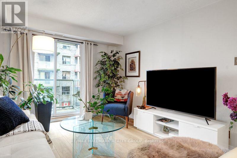 802 - 429 Somerset Street W