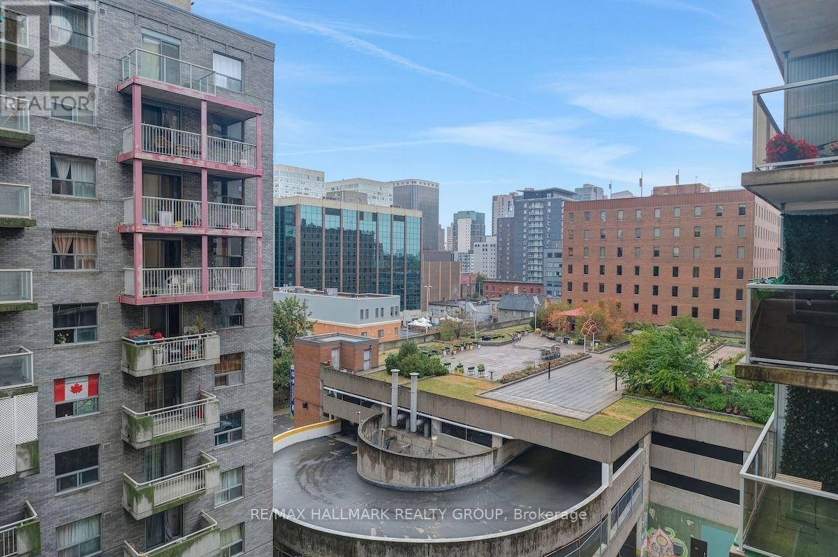 802 - 429 Somerset Street W