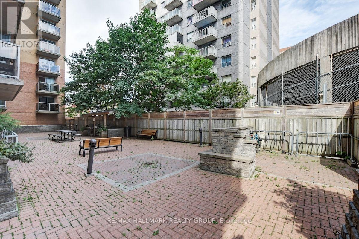 802 - 429 Somerset Street W