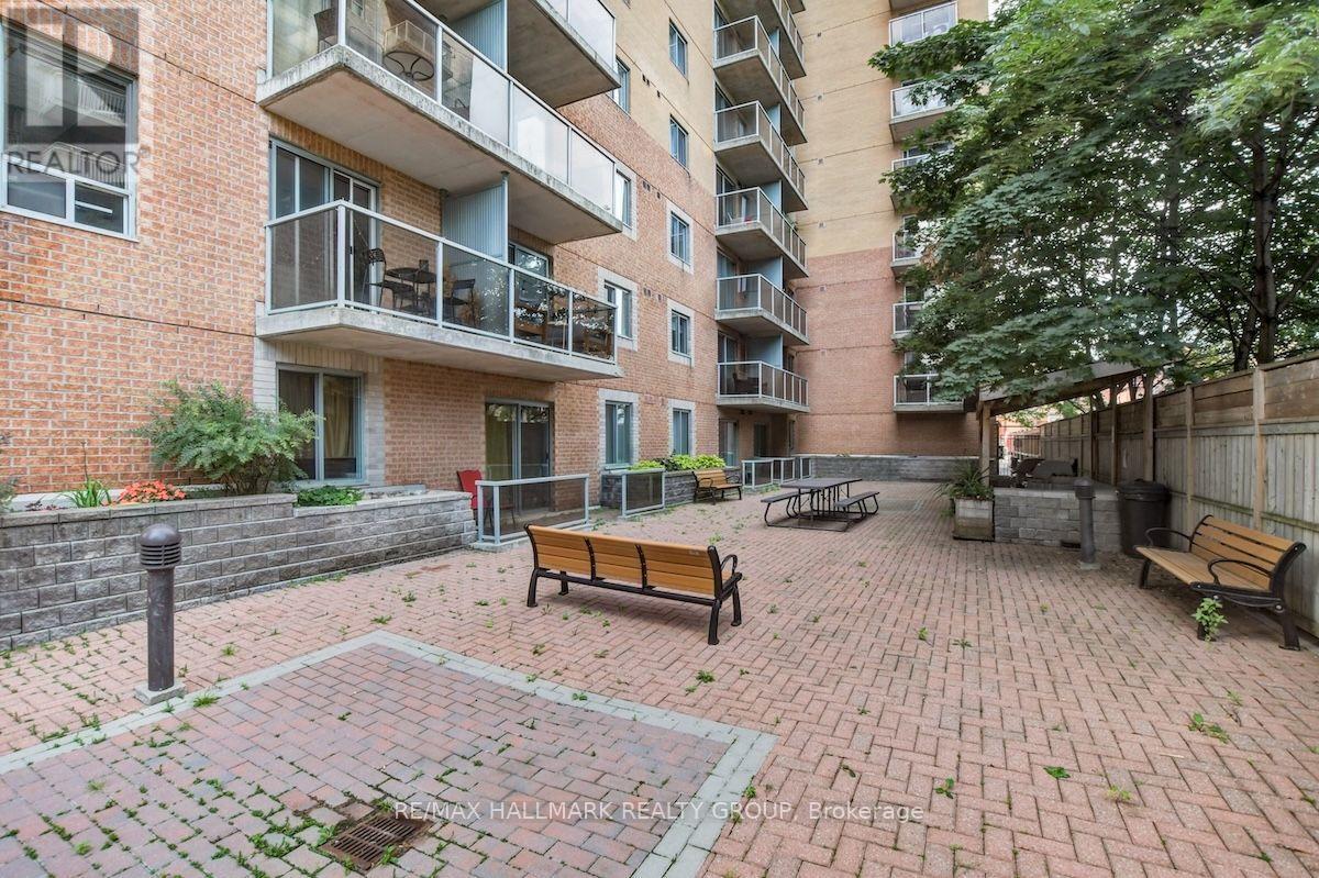 802 - 429 Somerset Street W