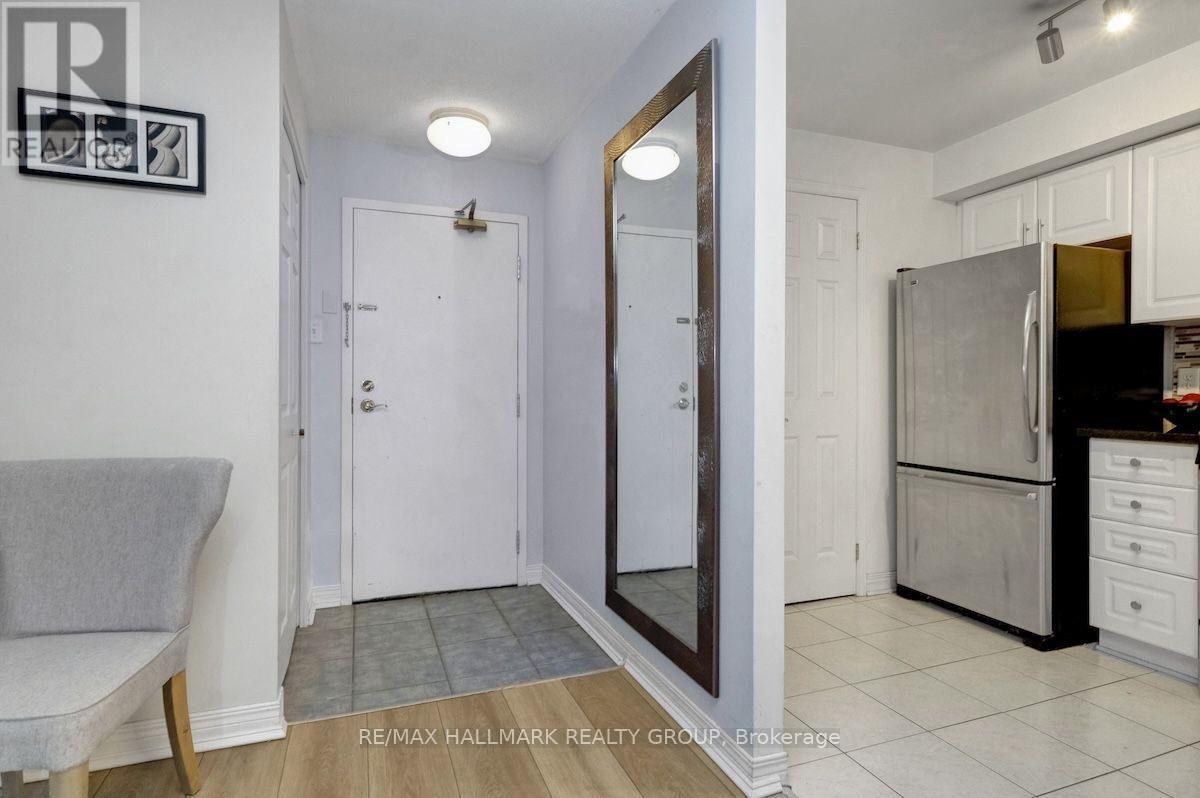 802 - 429 Somerset Street W