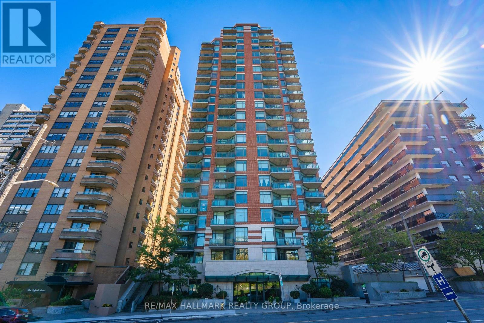 2202 - 570 Laurier Avenue W