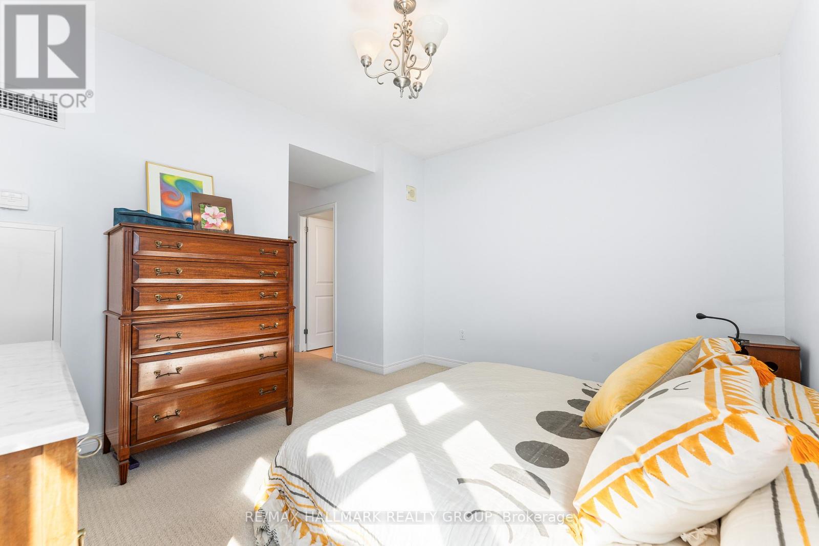 2202 - 570 Laurier Avenue W