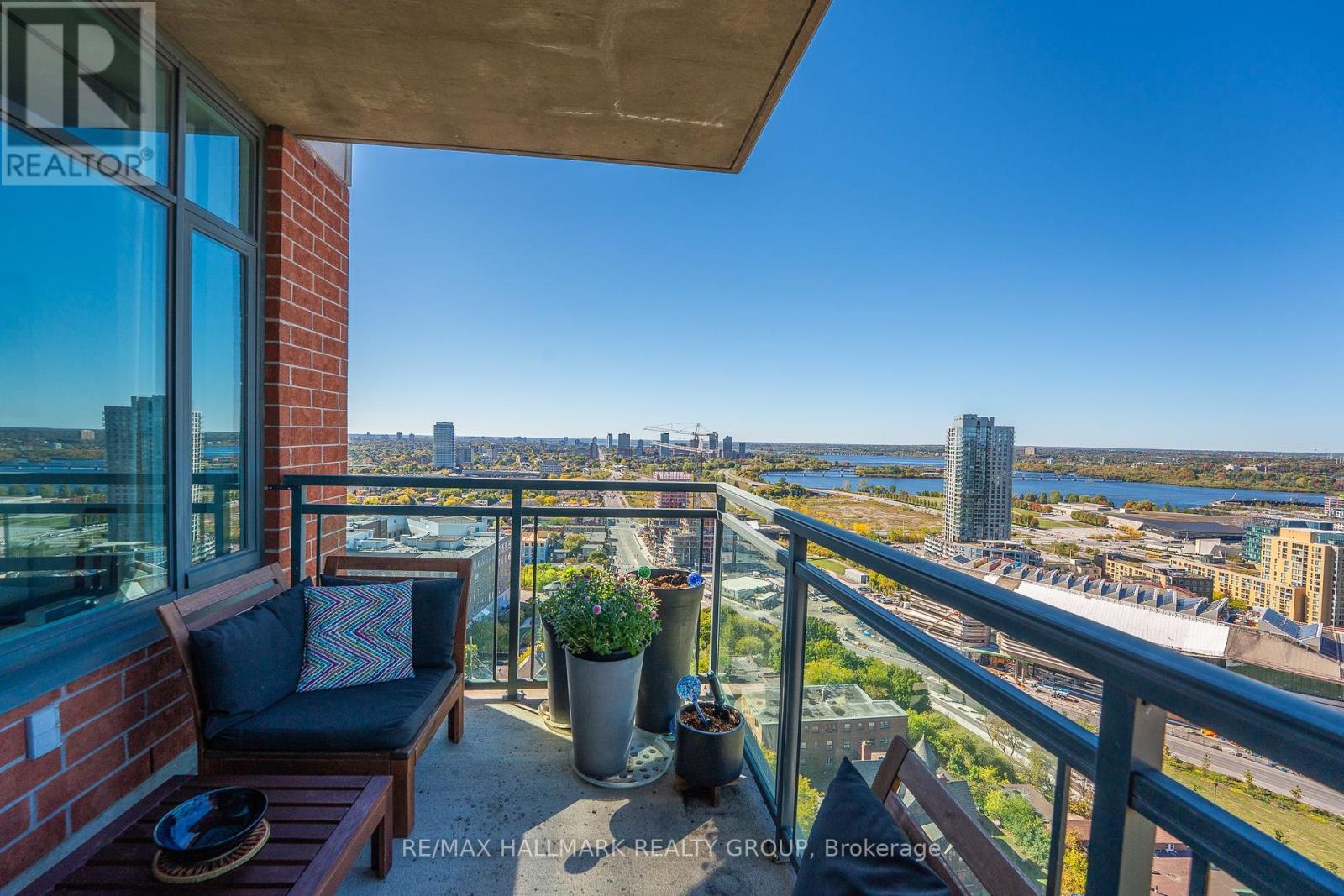 2202 - 570 Laurier Avenue W