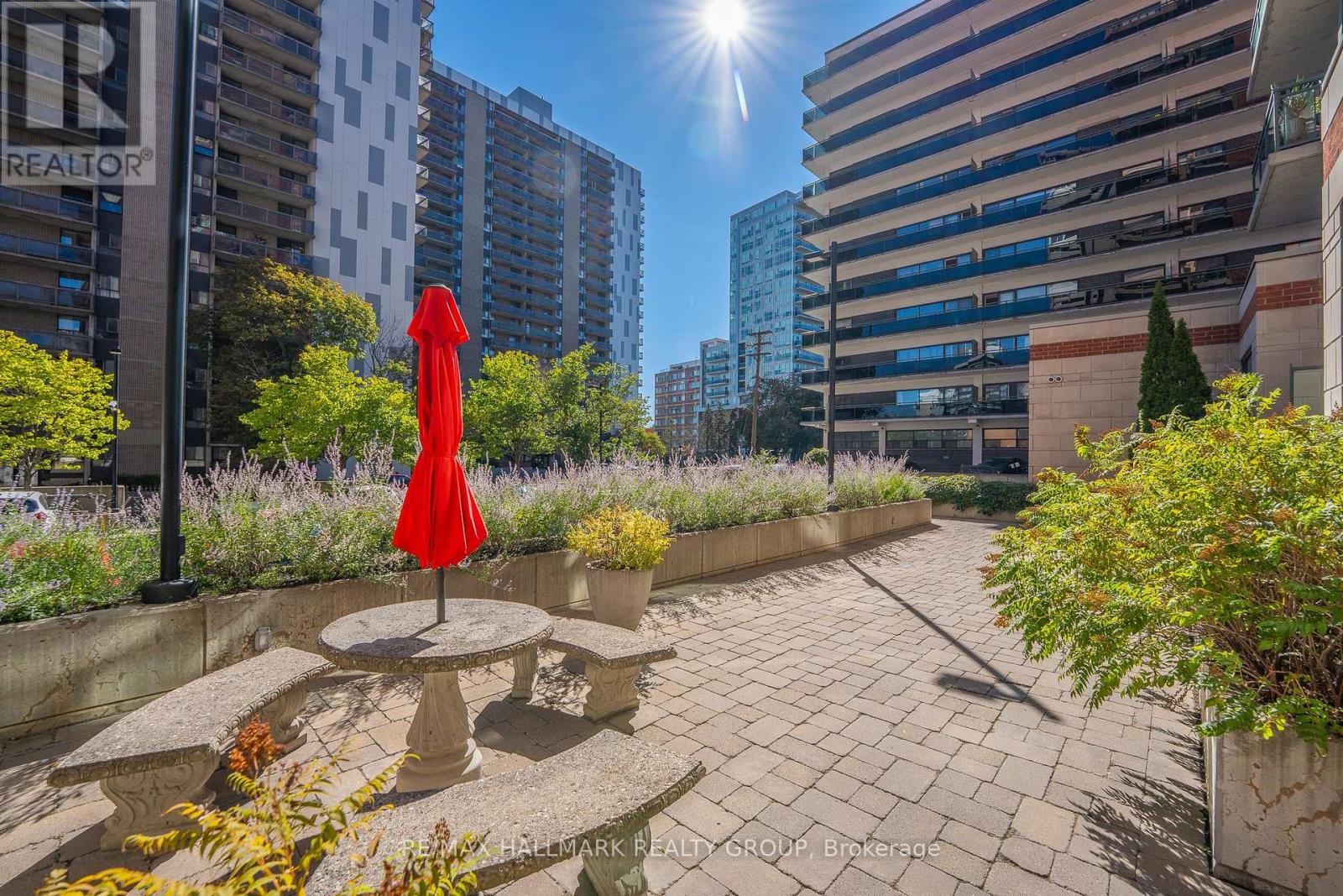 2202 - 570 Laurier Avenue W