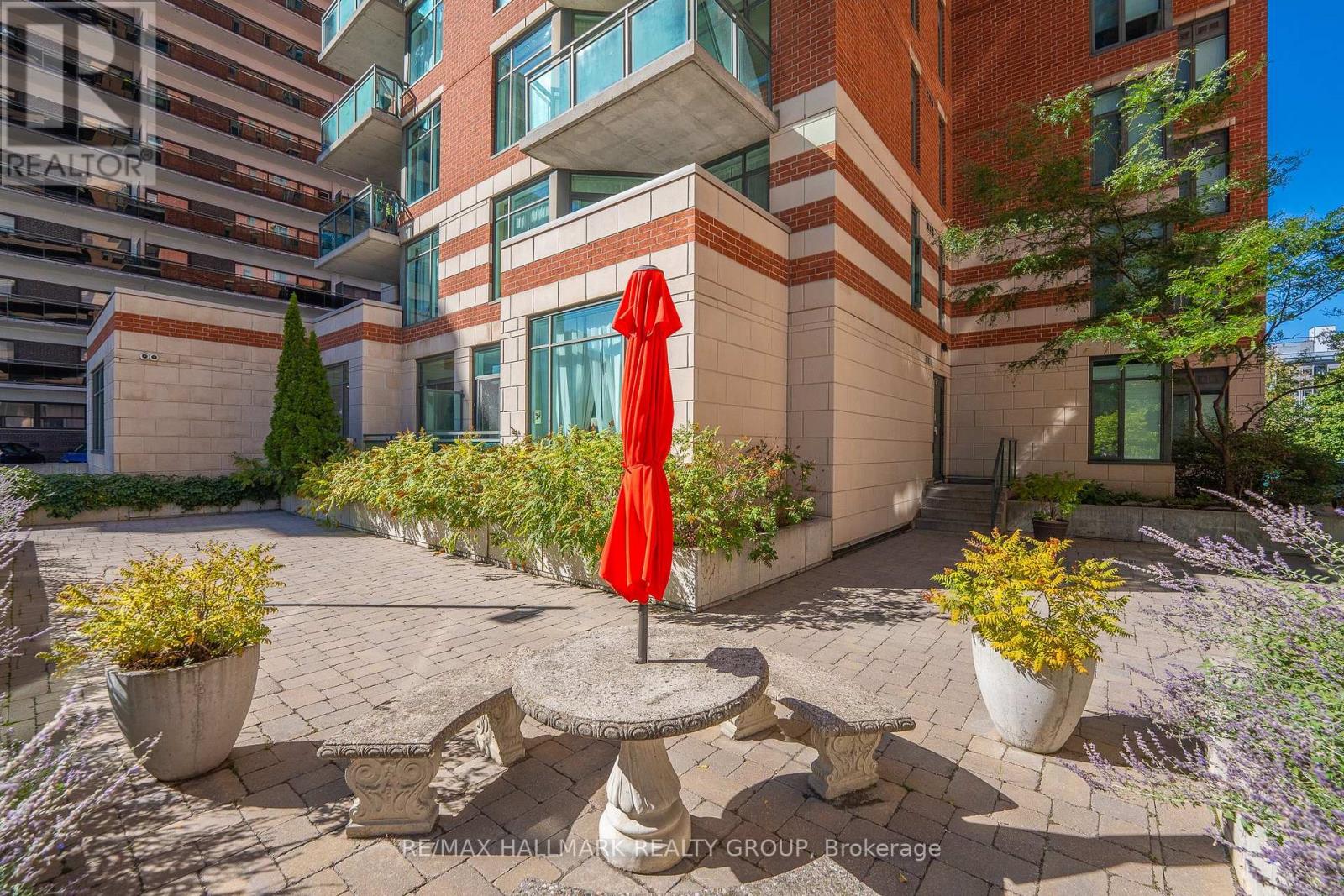 2202 - 570 Laurier Avenue W