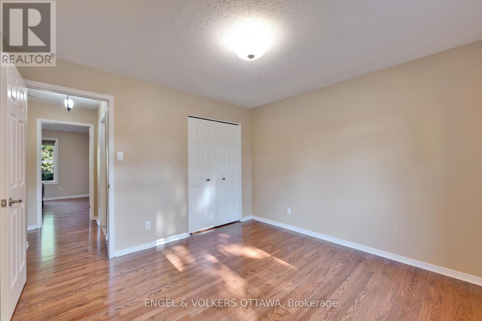 5233 Mclean Crescent