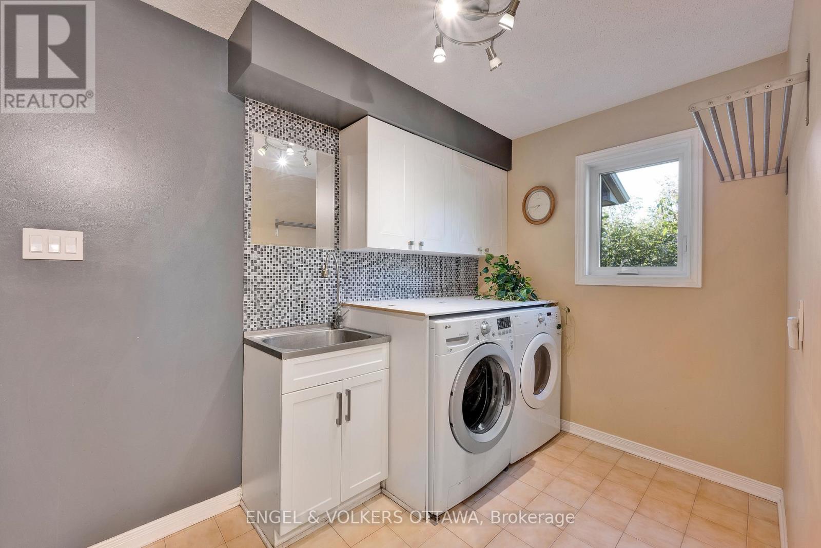 5233 Mclean Crescent