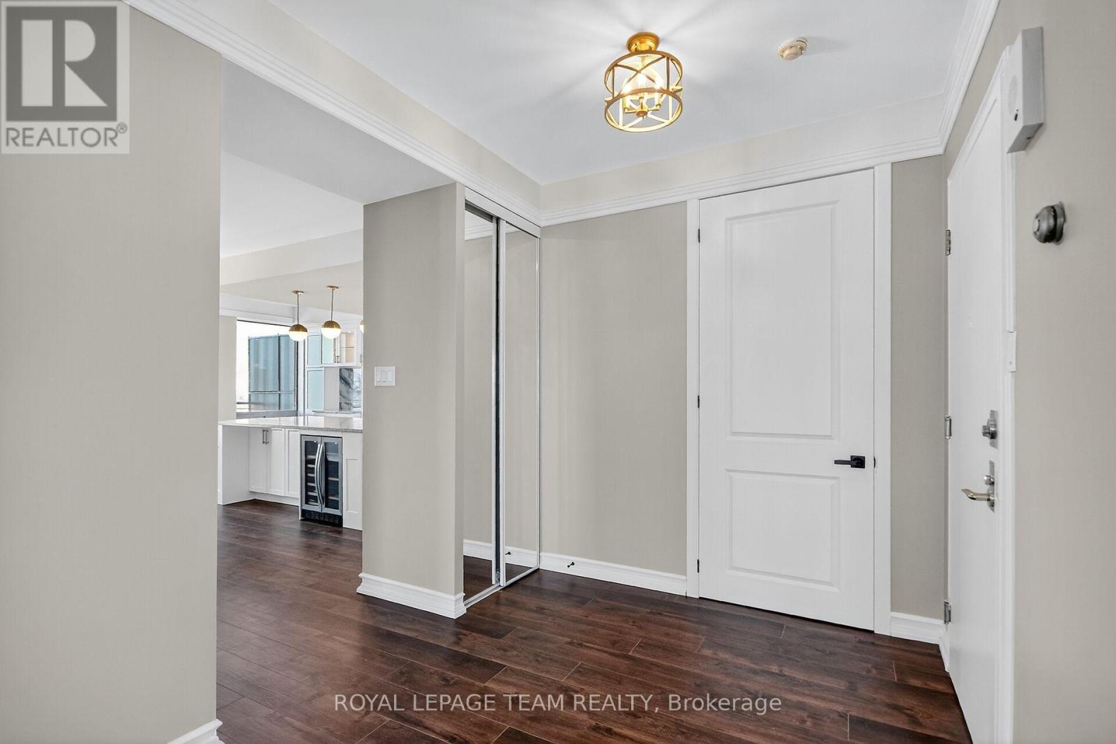 2509/2510 - 515 St Laurent Boulevard