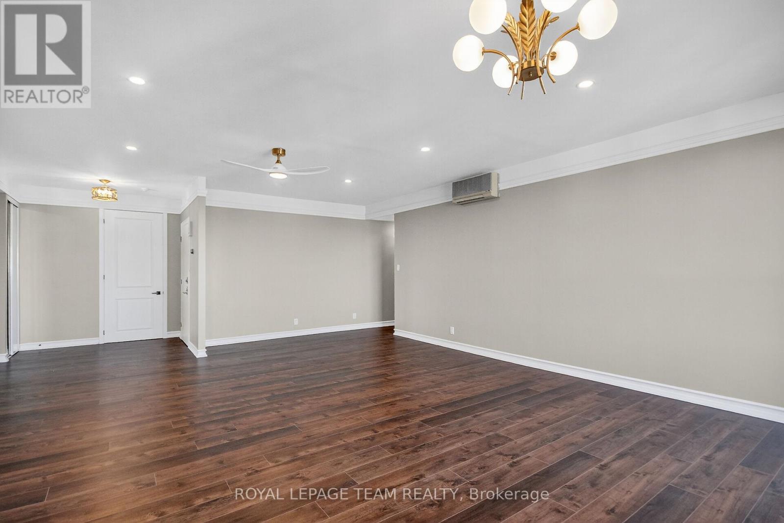 2509/2510 - 515 St Laurent Boulevard