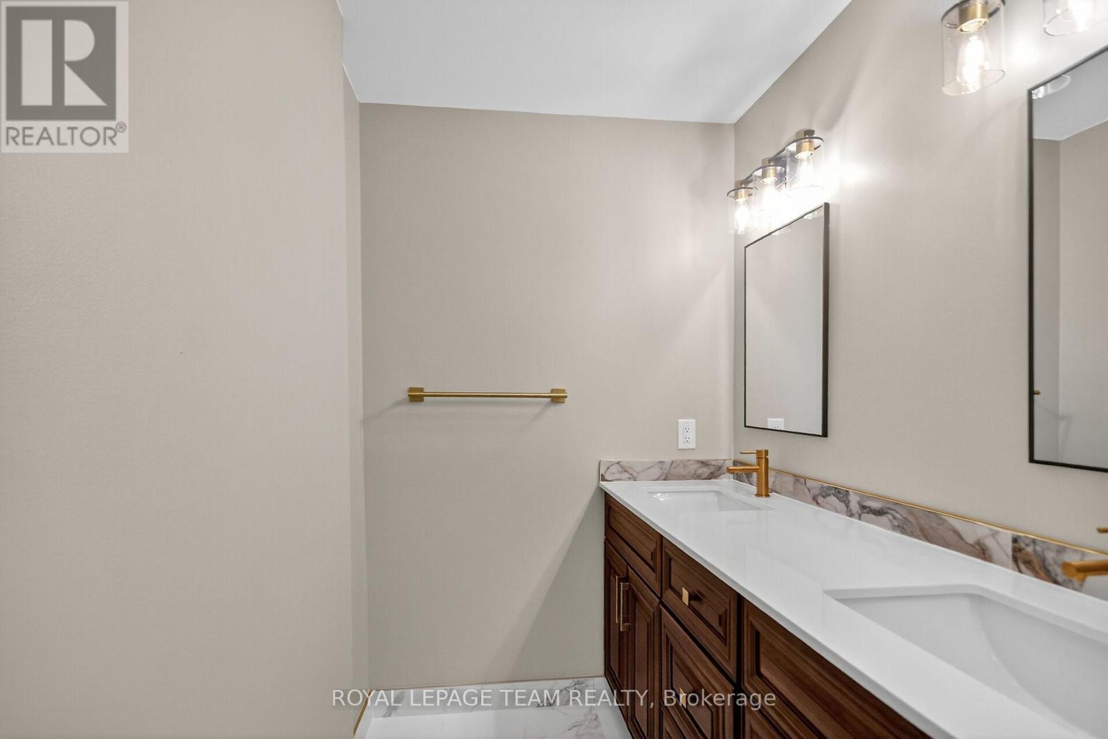 2509/2510 - 515 St Laurent Boulevard