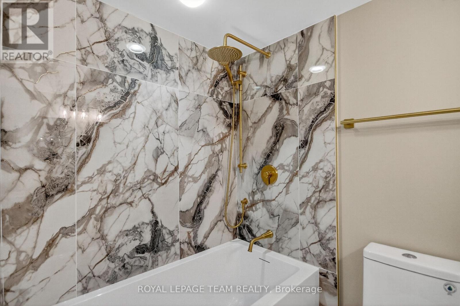 2509/2510 - 515 St Laurent Boulevard