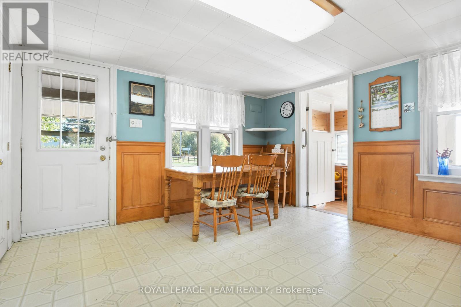 2692 Dunrobin Road