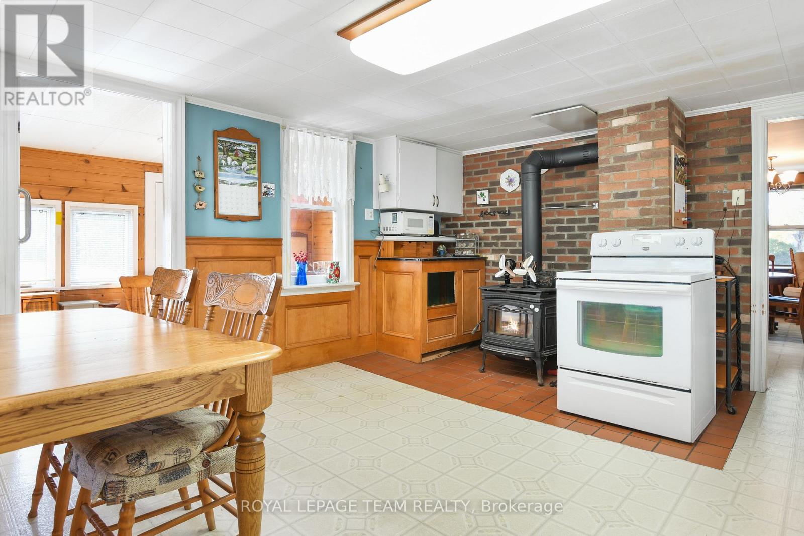 2692 Dunrobin Road