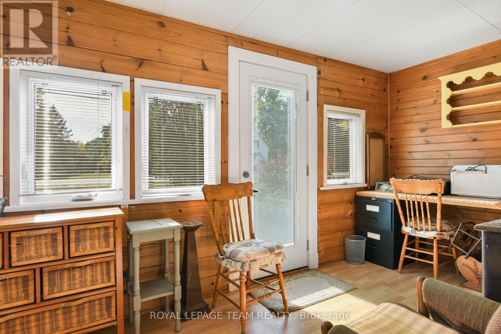 2692 Dunrobin Road