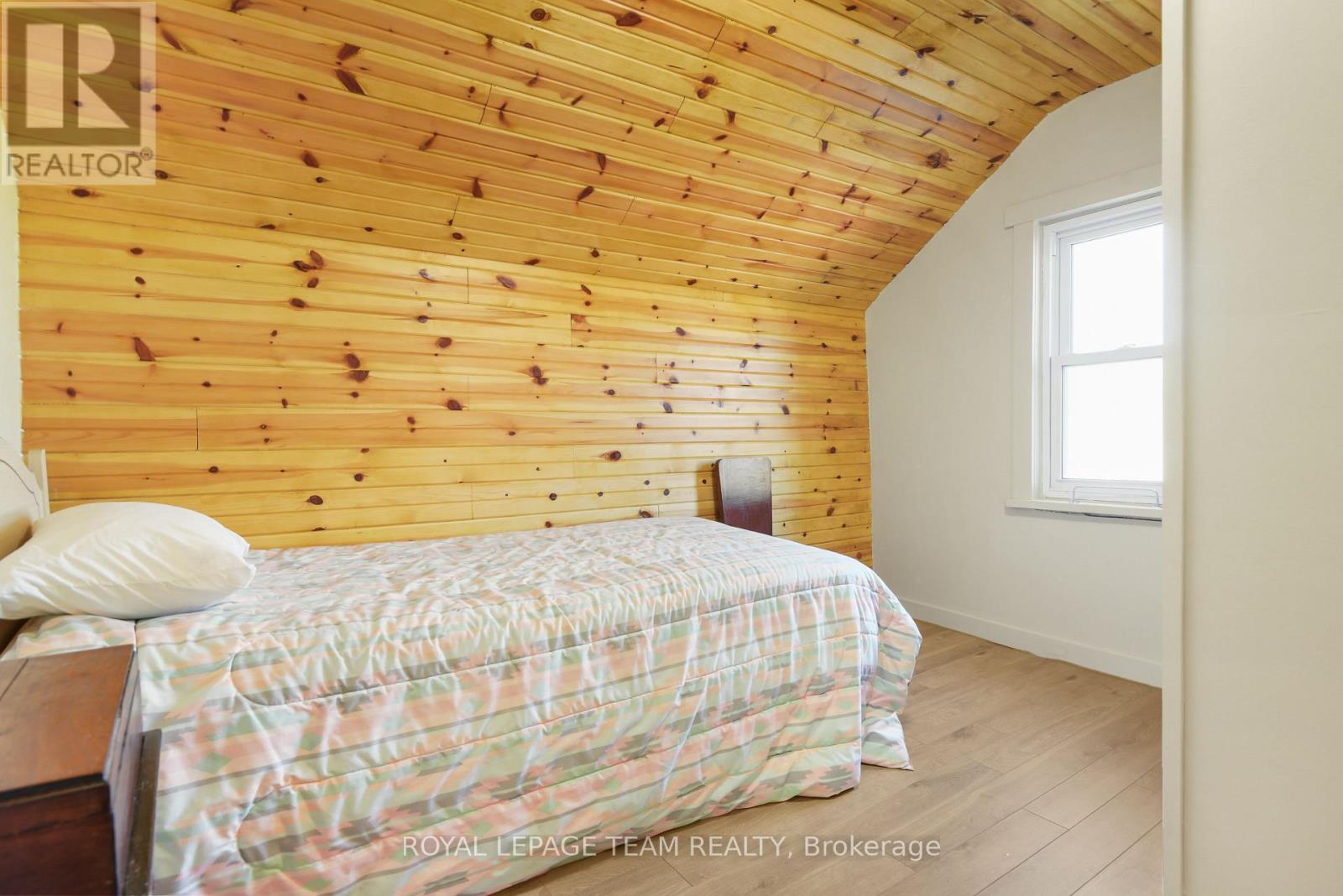 2692 Dunrobin Road