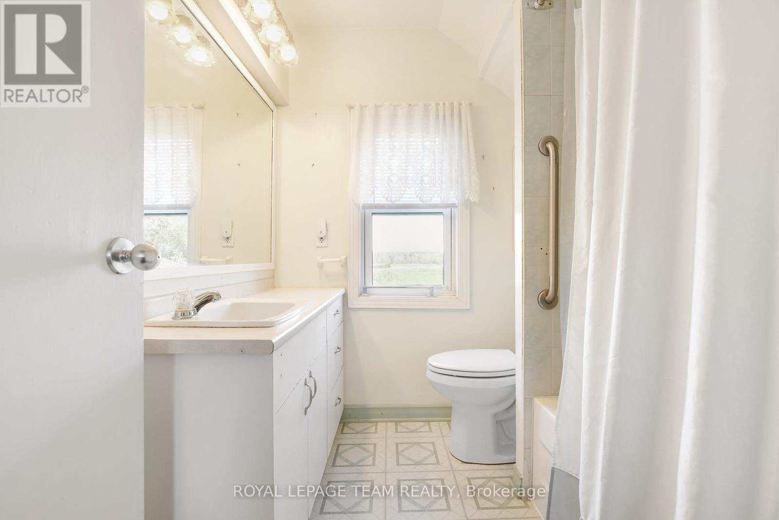 2692 Dunrobin Road