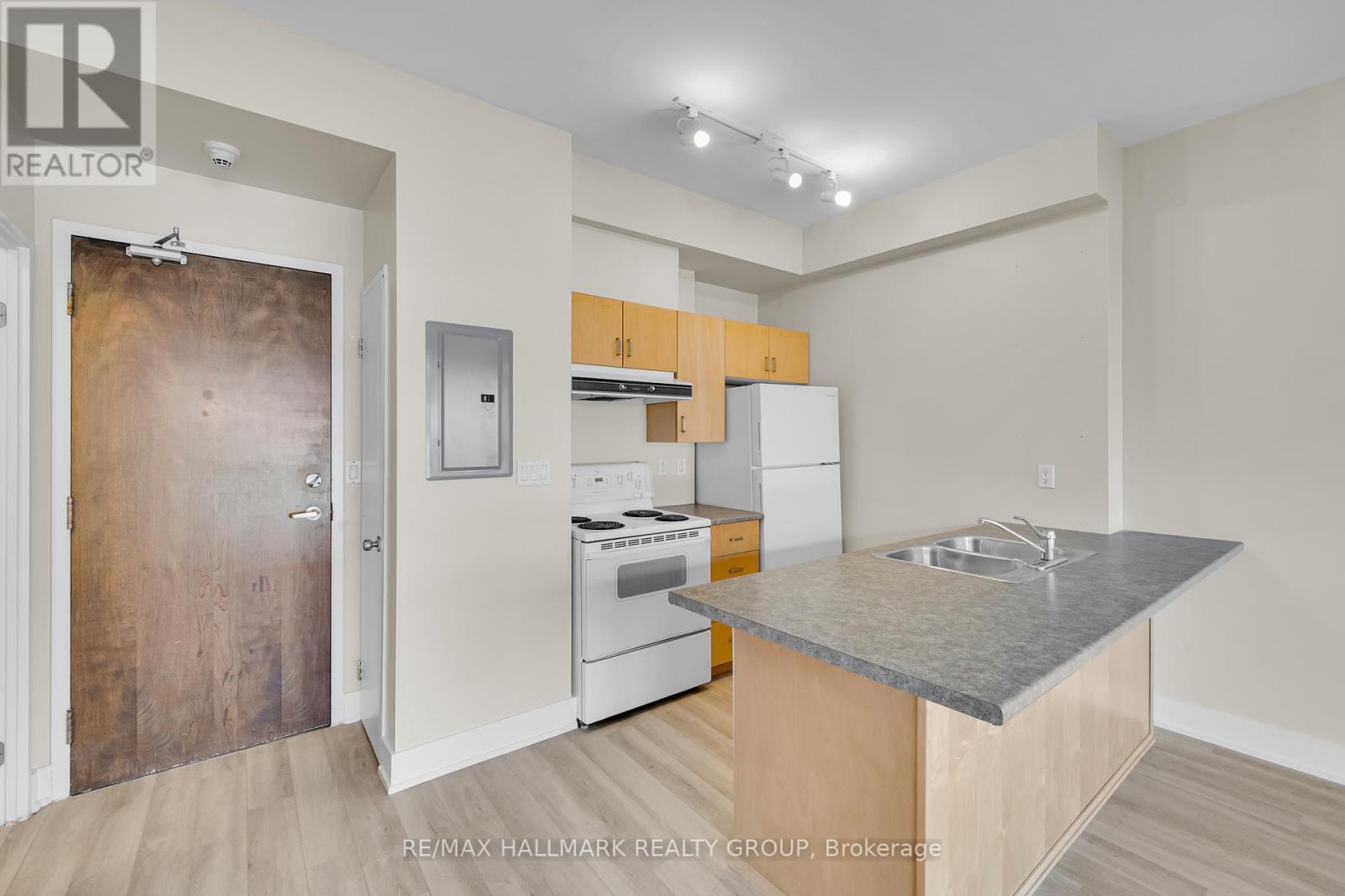 210 - 180 York Street
