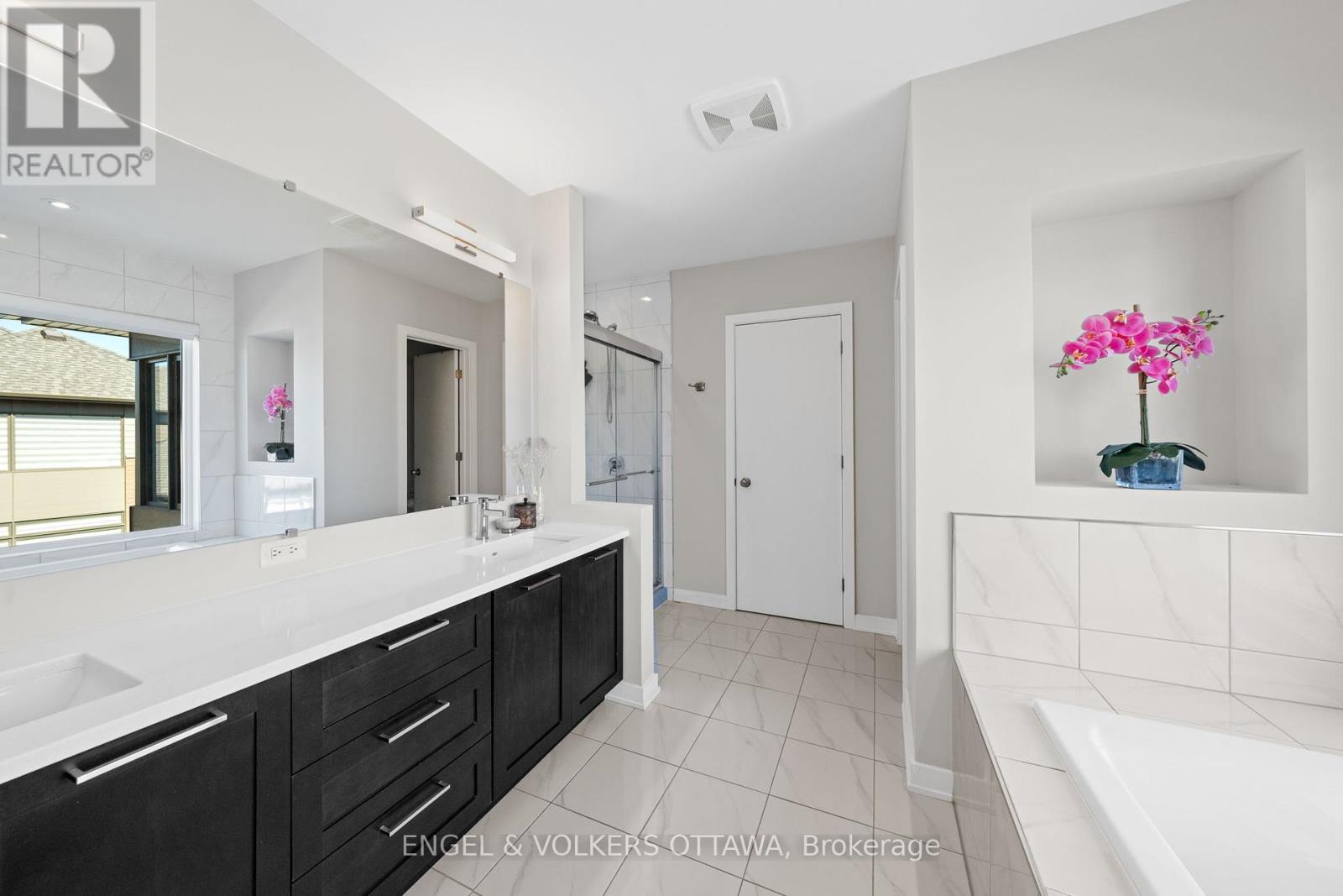 933 Islington Way