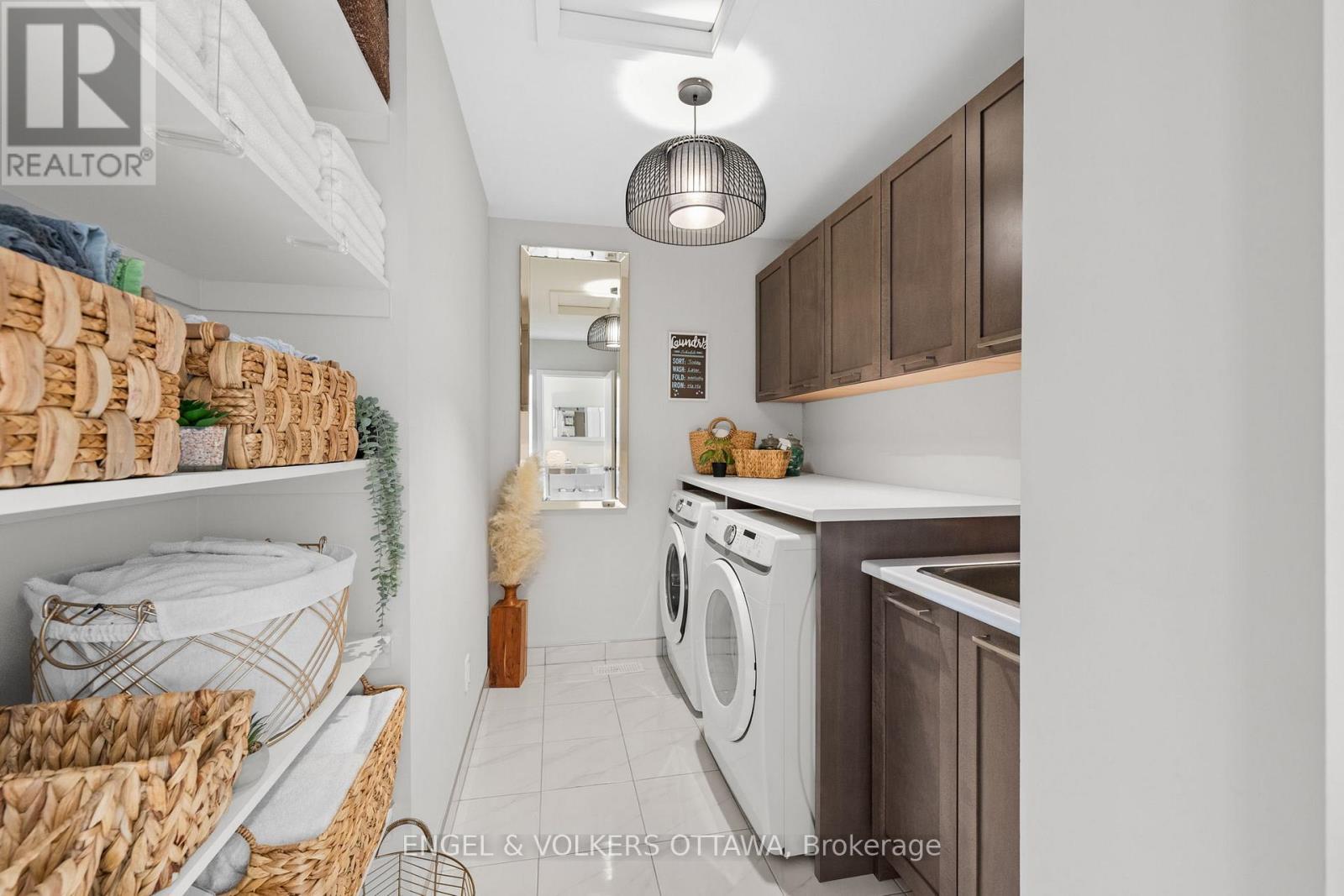 933 Islington Way