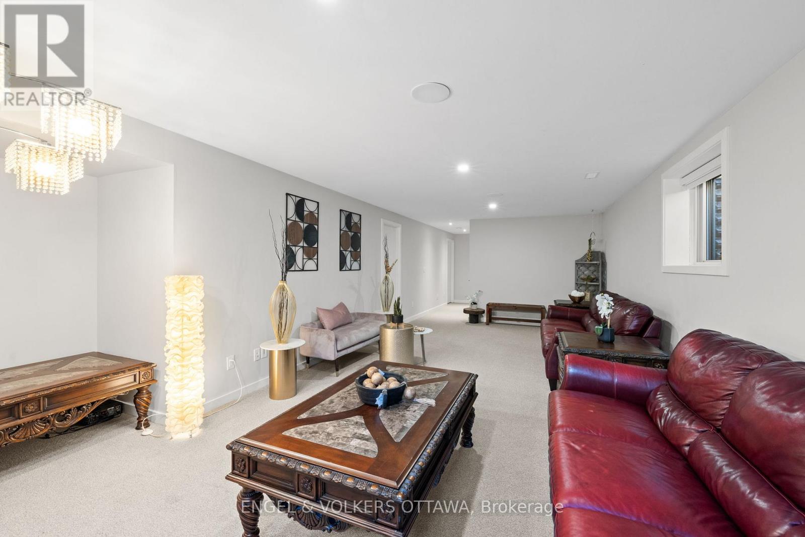 933 Islington Way