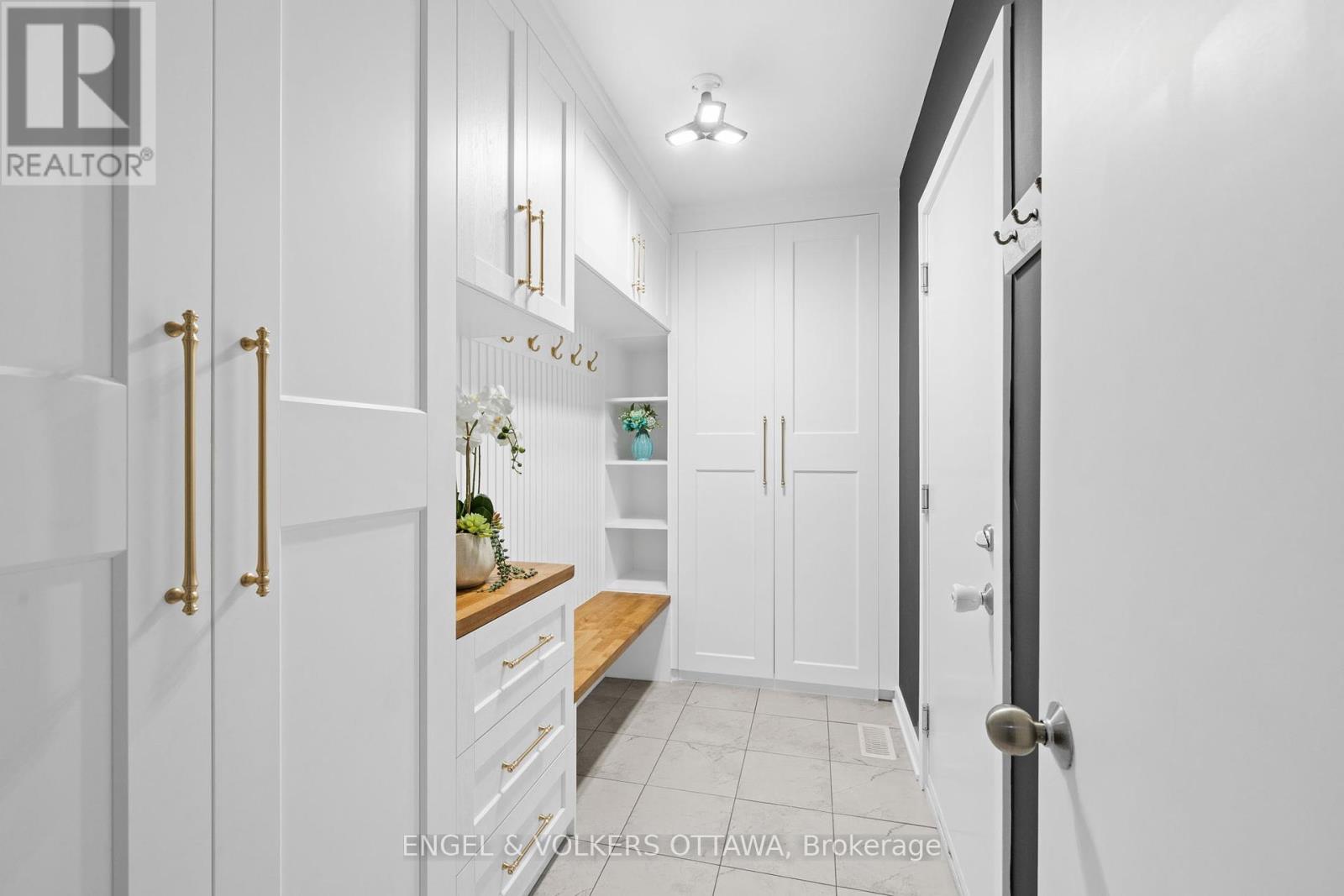 933 Islington Way