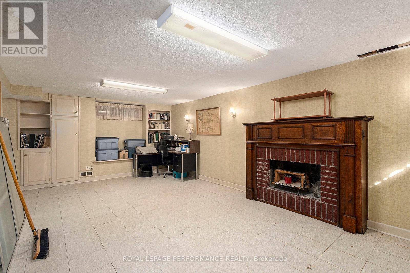 1842 Playfair Drive