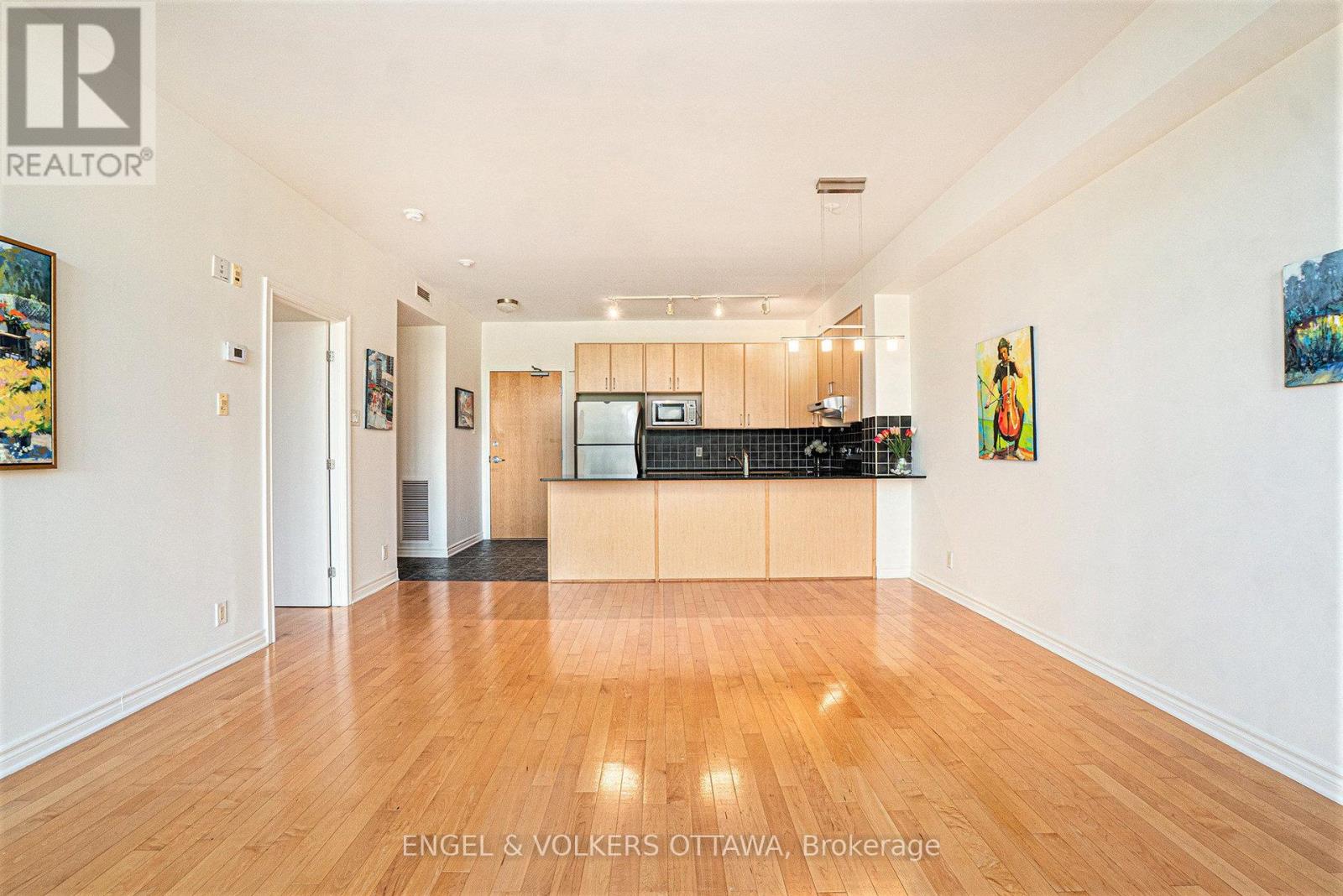 313 - 205 Bolton Street