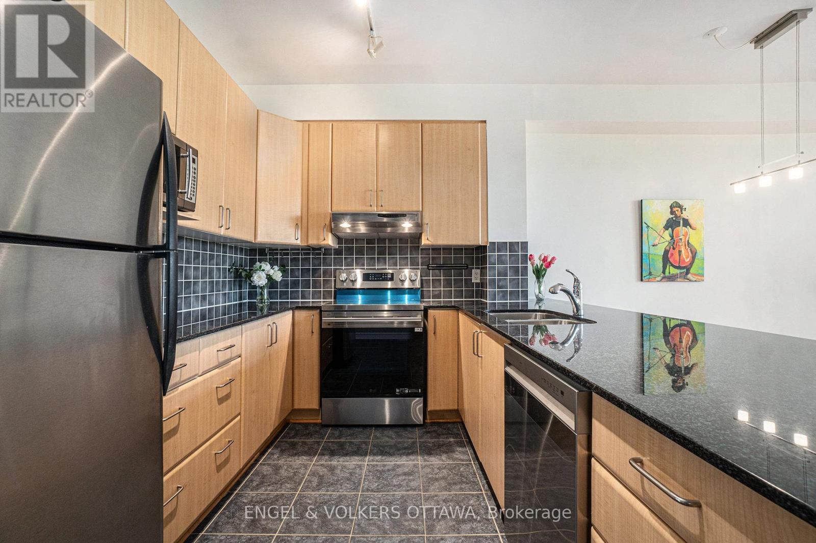 313 - 205 Bolton Street