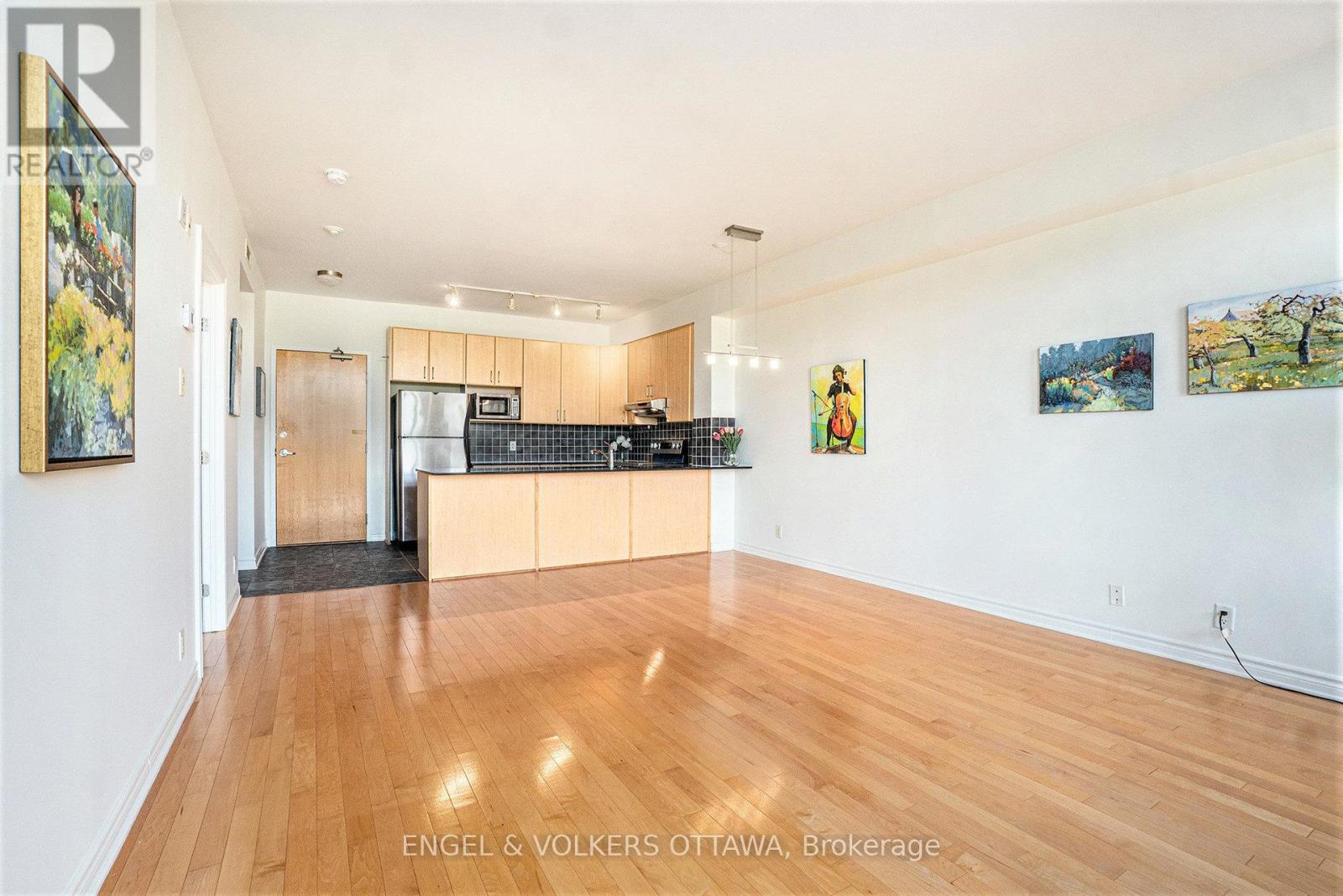 313 - 205 Bolton Street
