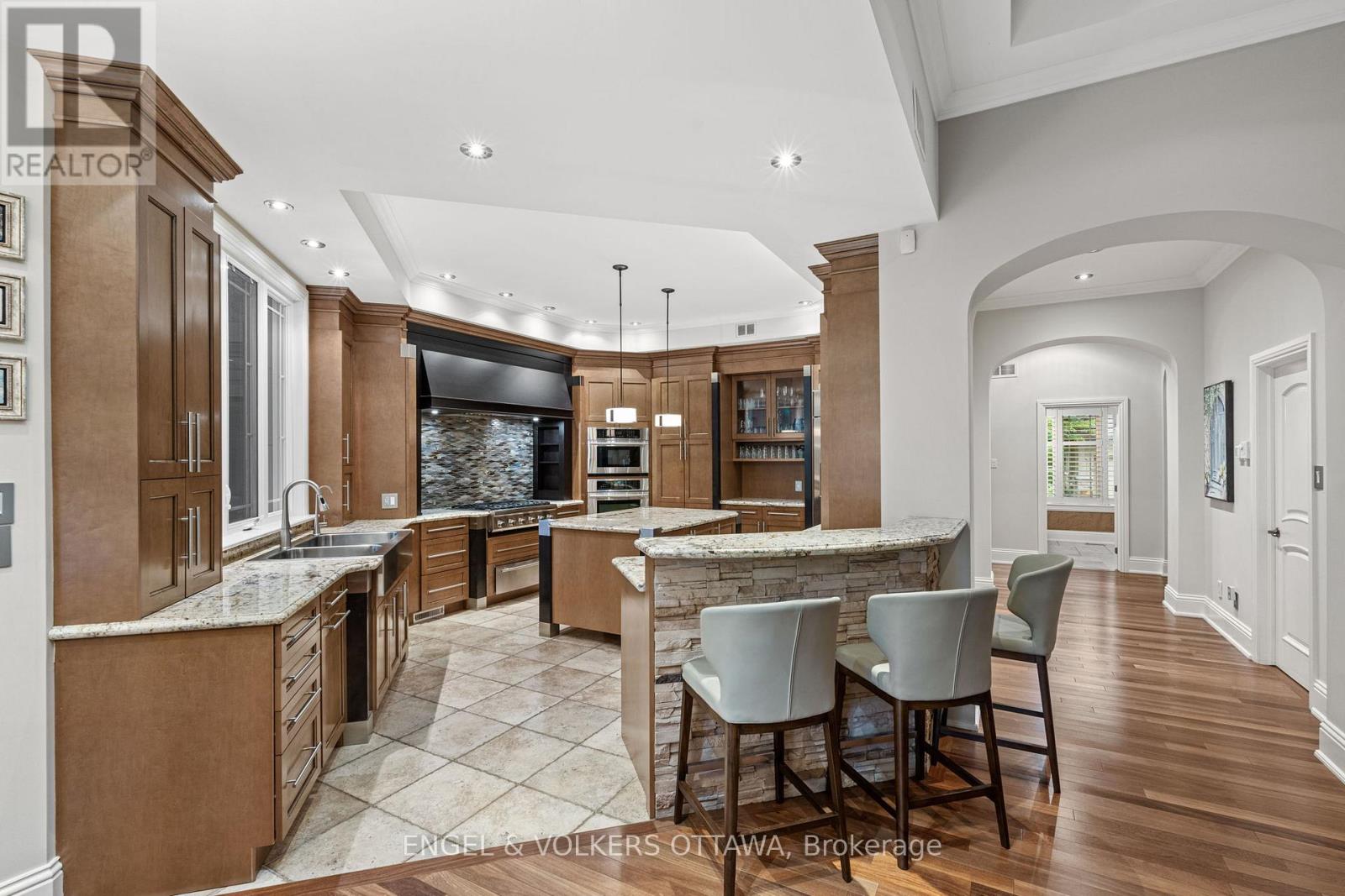 5800 Queenscourt Crescent