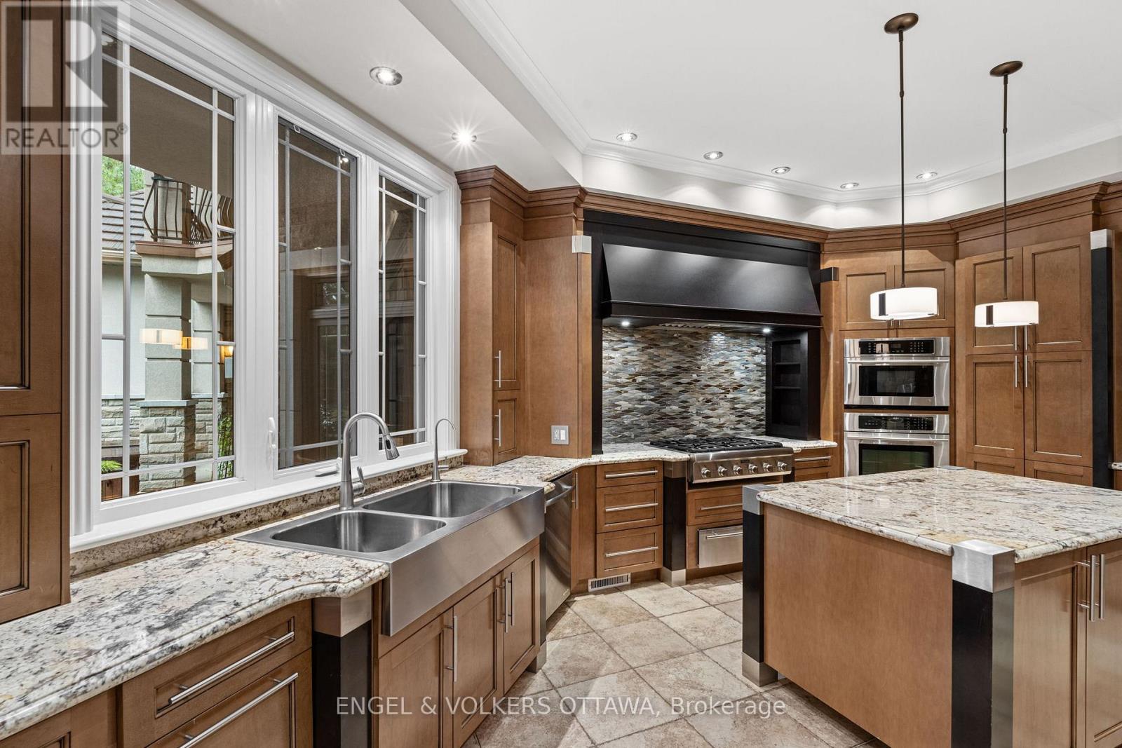 5800 Queenscourt Crescent