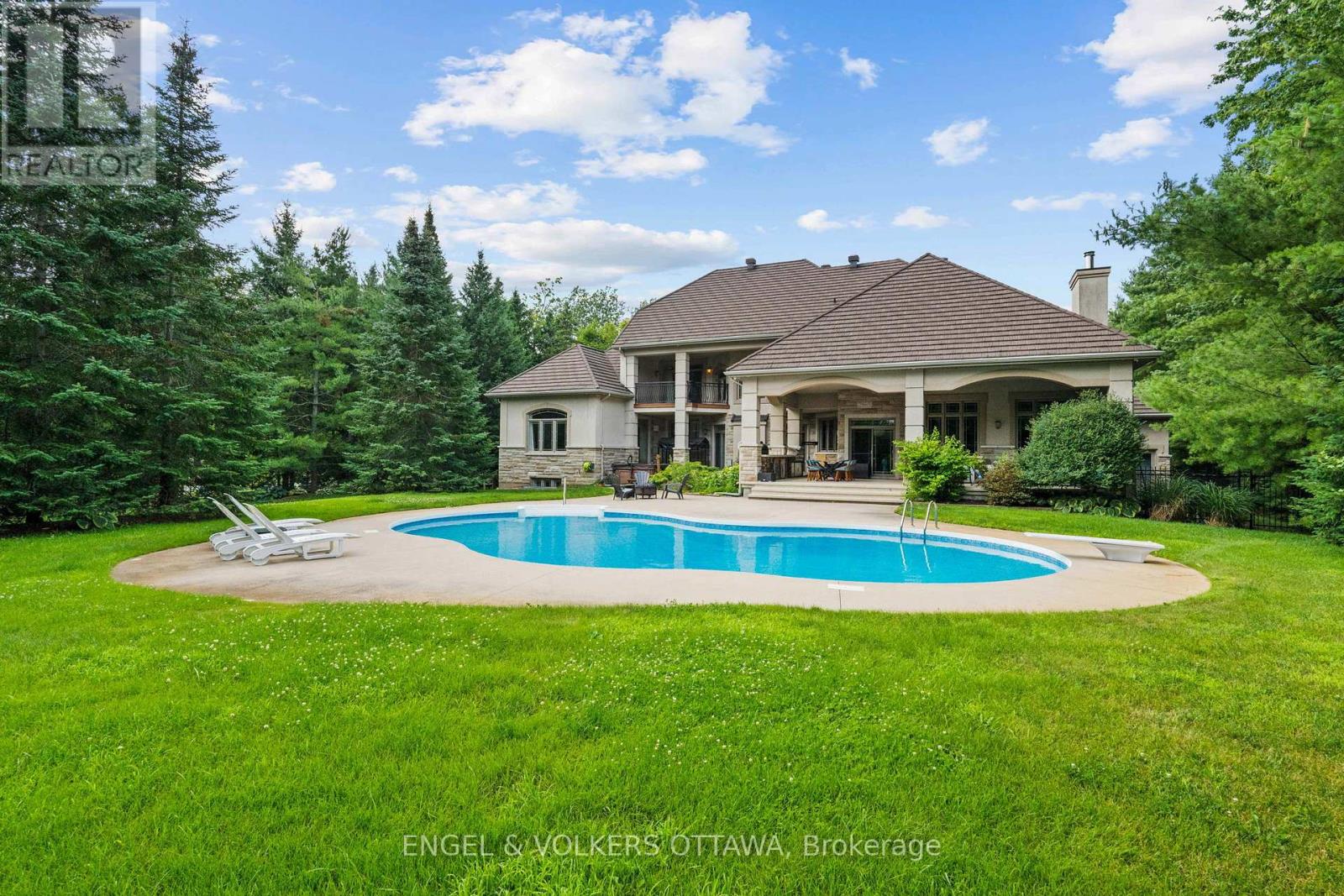 5800 Queenscourt Crescent
