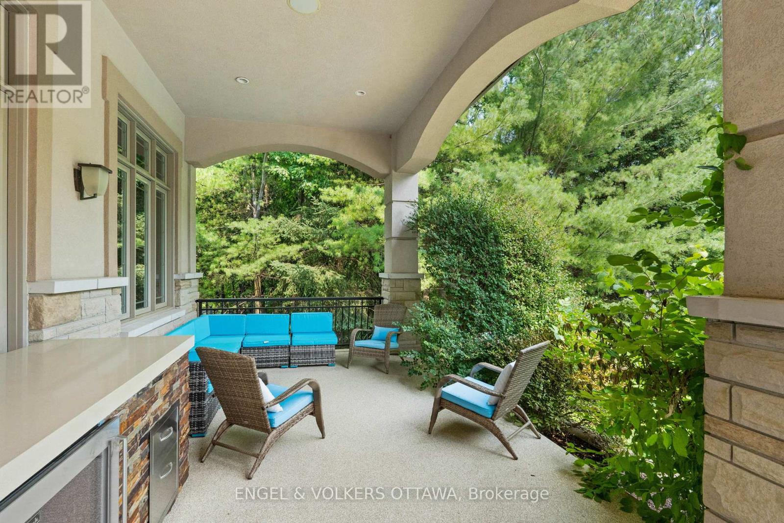 5800 Queenscourt Crescent