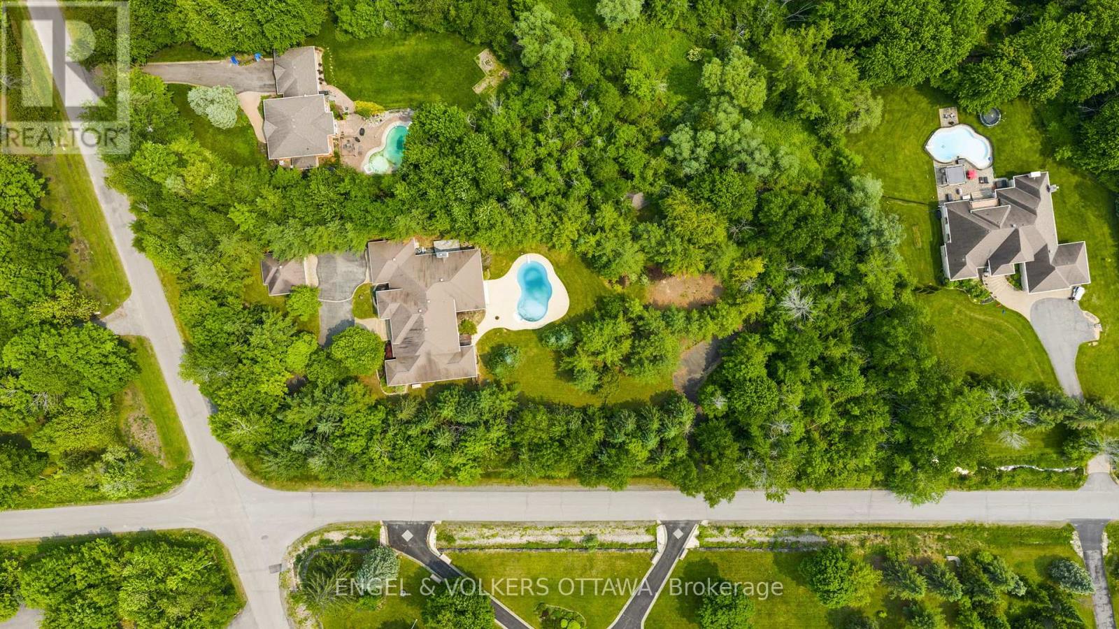 5800 Queenscourt Crescent