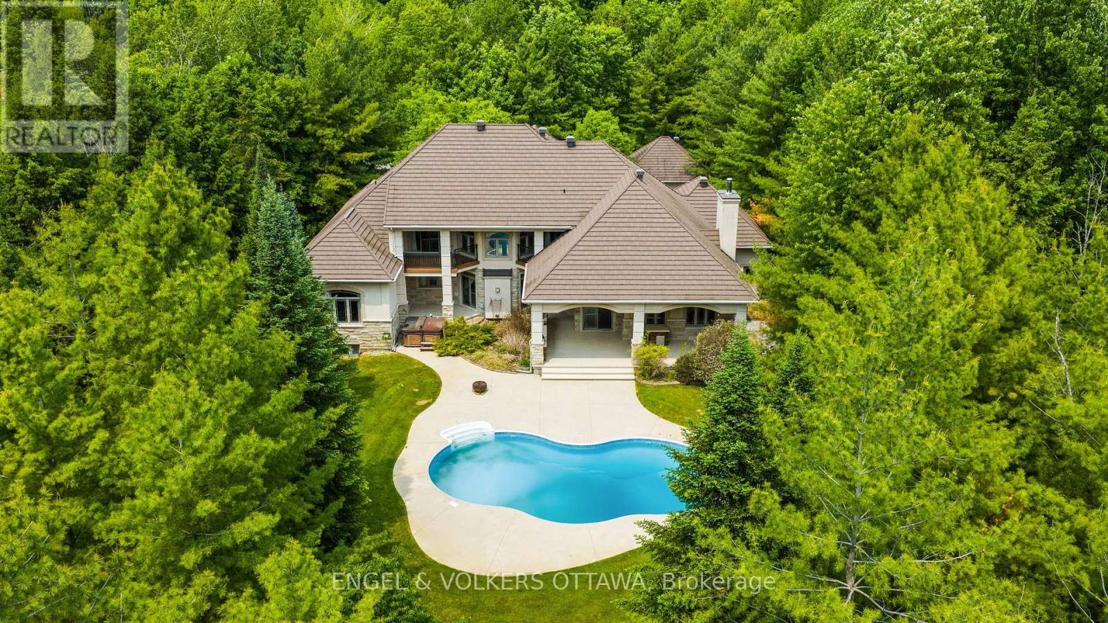 5800 Queenscourt Crescent