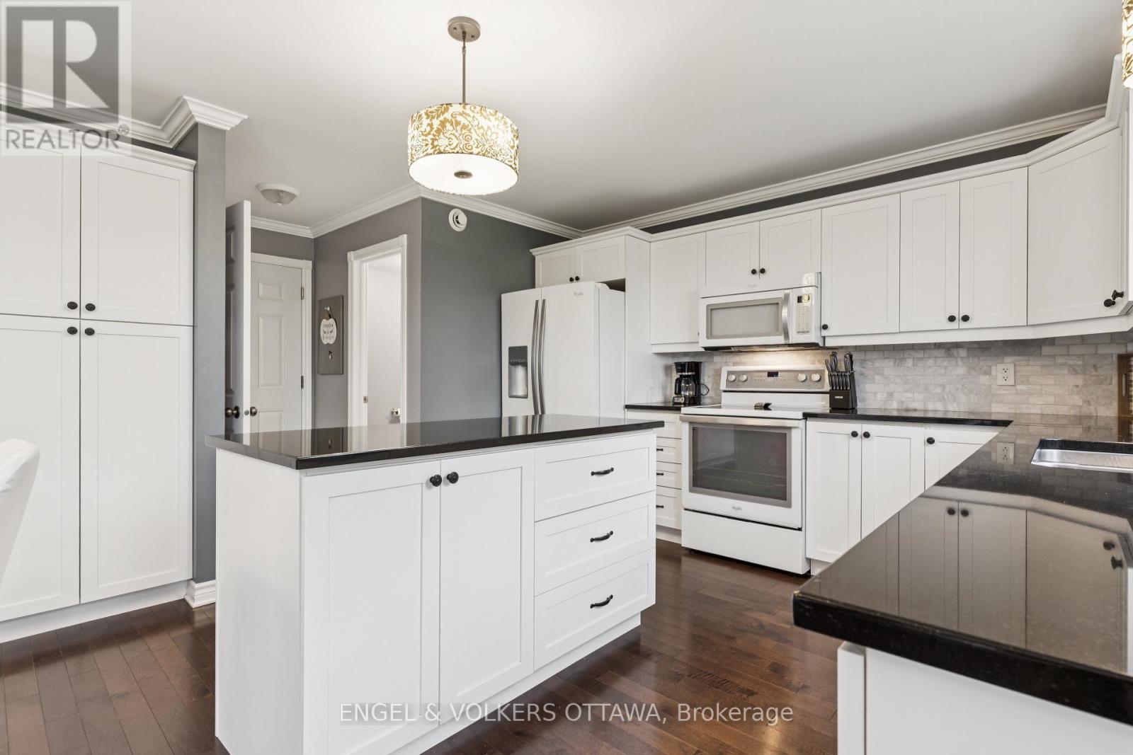 161 Des Pins Street
