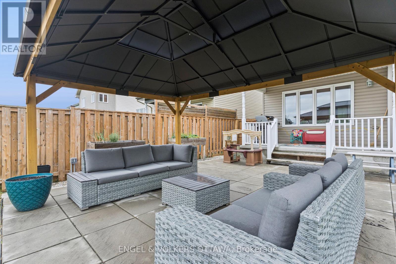 161 Des Pins Street