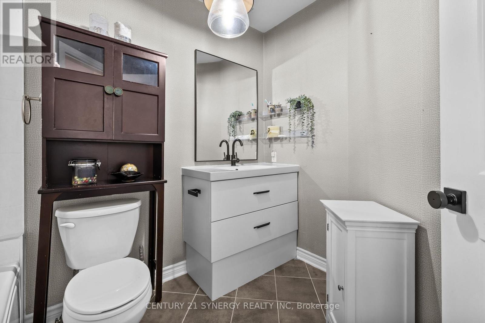 203 - 500 Claridge Drive