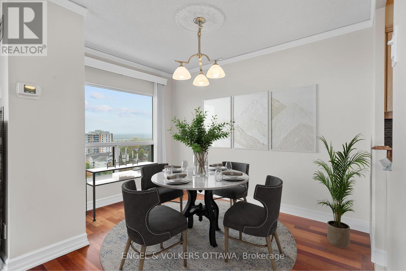 1604 - 545 St Laurent Boulevard