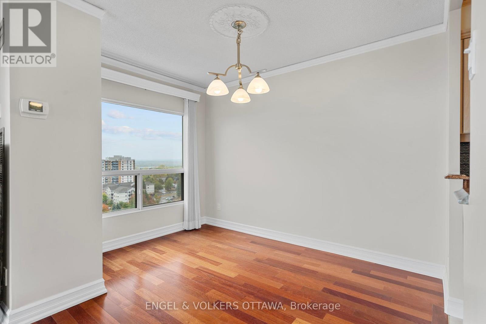 1604 - 545 St Laurent Boulevard