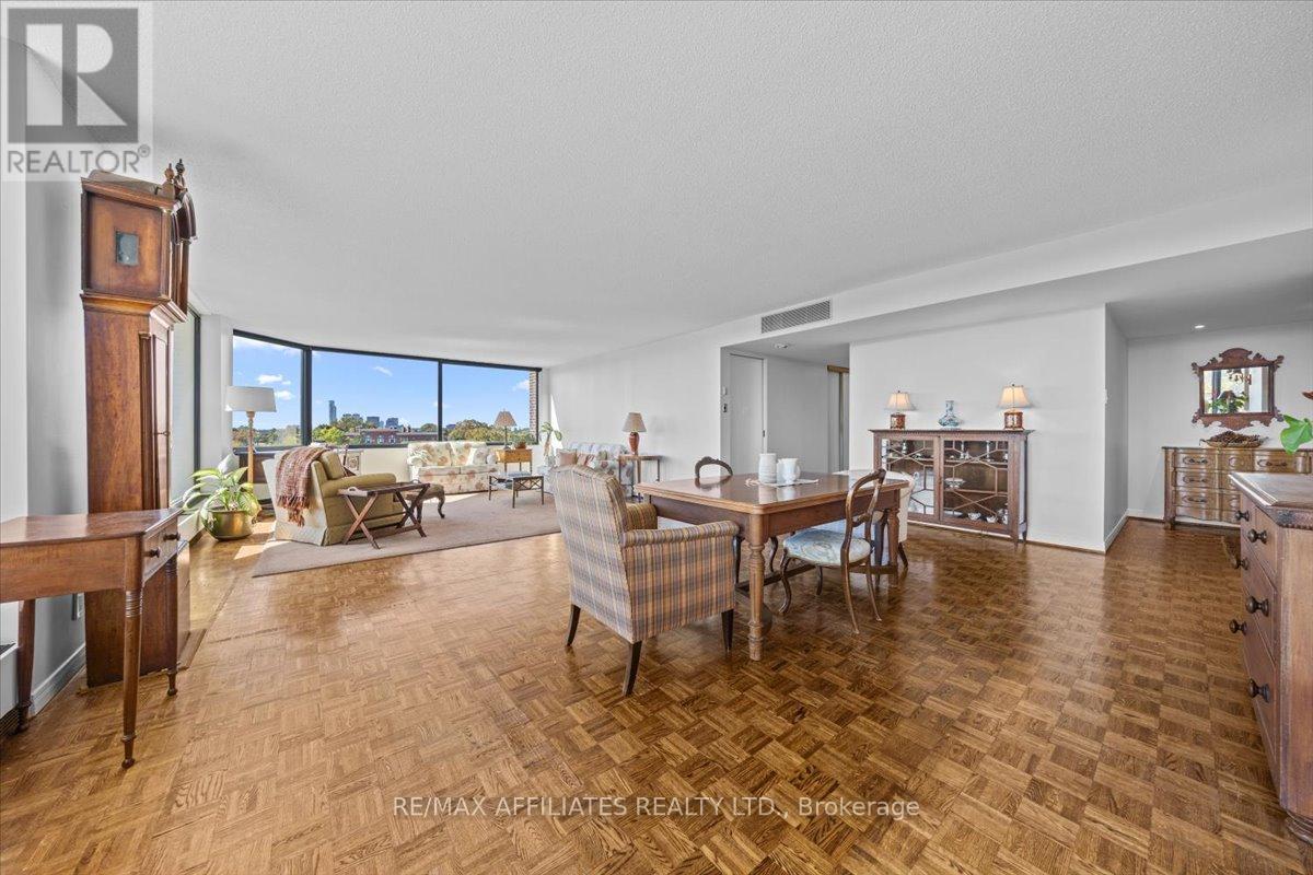 7d - 300 Queen Elizabeth Drive