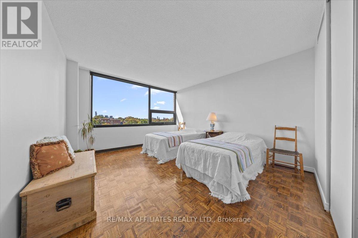 7d - 300 Queen Elizabeth Drive